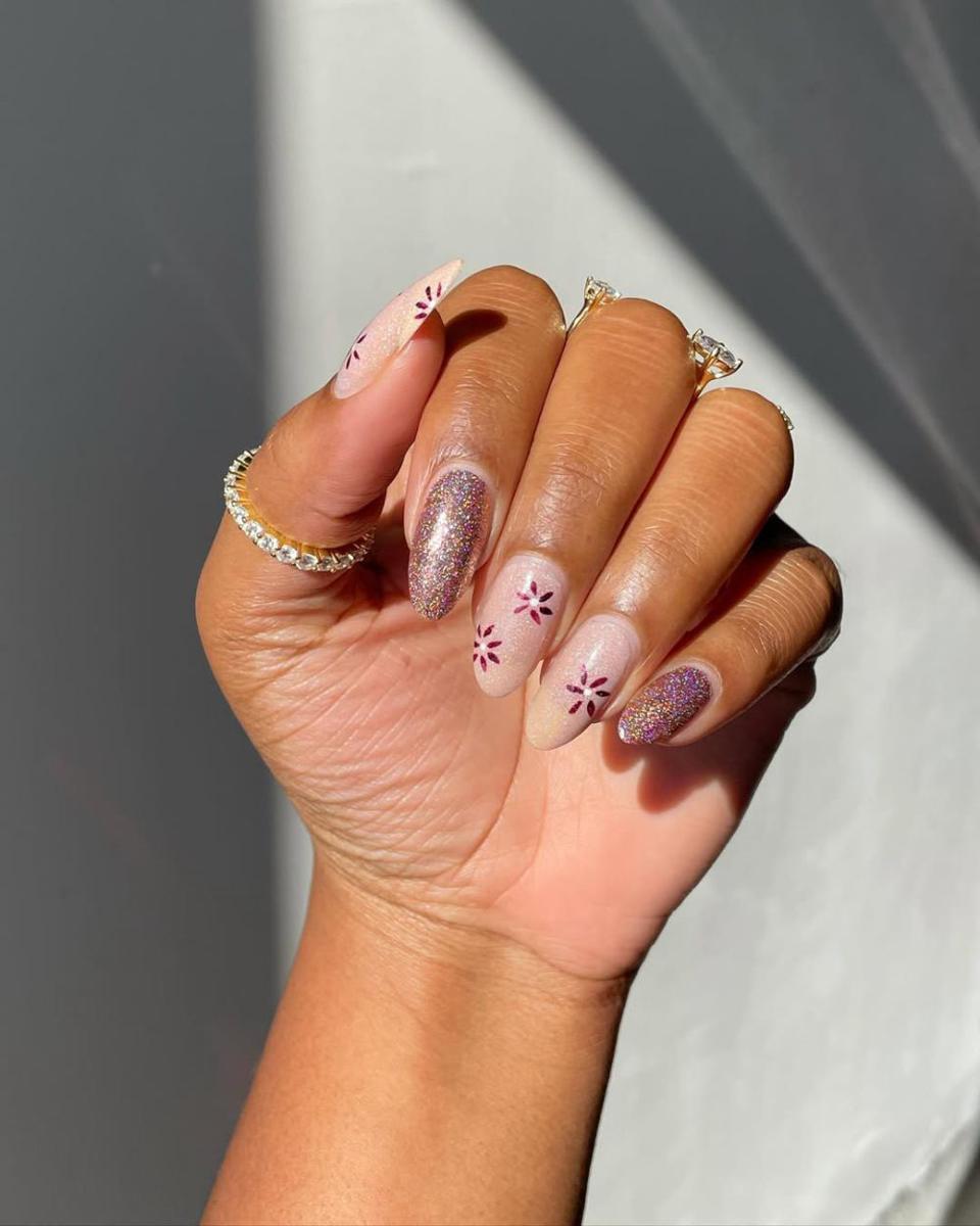 Nail art tema bunga (instagram.com/melanated.mani)