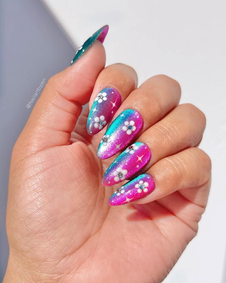 Ilustrasi kuku tema bunga (instagram.com/nailartbyjen)