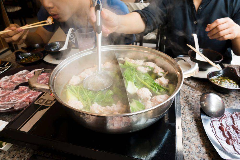 ilustrasi hot pot (vecteezy.com/Sirichai Thaveesak)