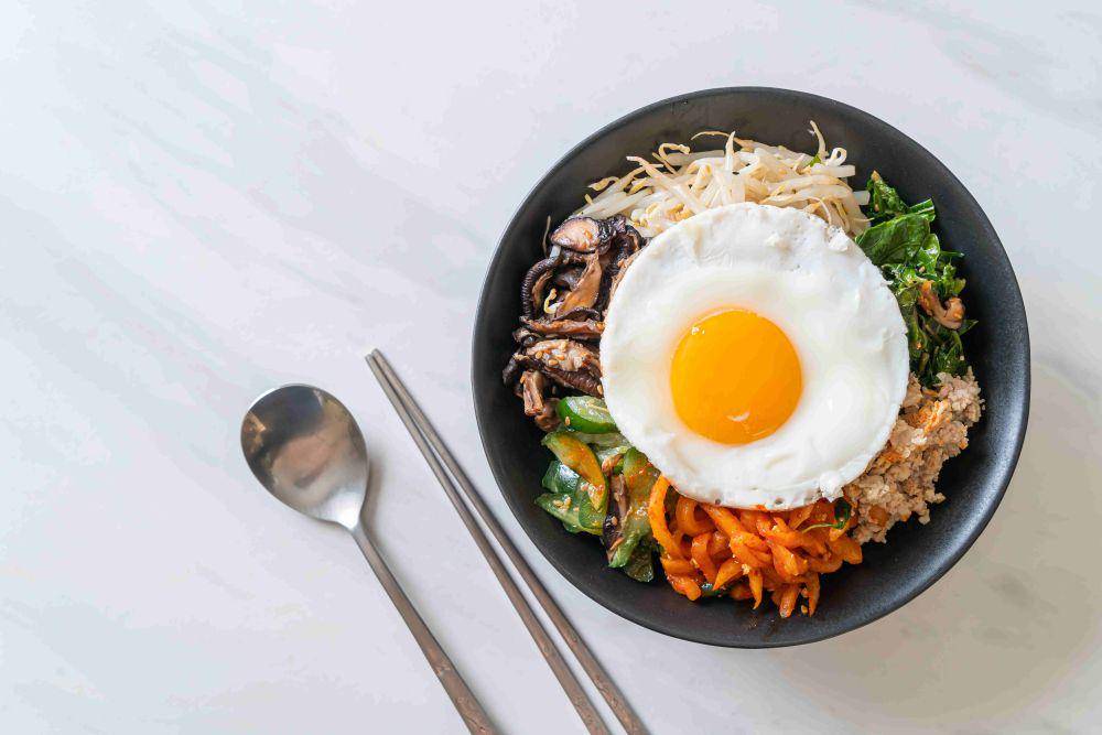 ilustrasi bibimbap (vecteezy.com/ Natthapon Ngam)