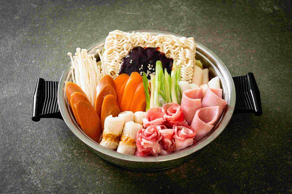ilustrasi bahan hot pot (vecteezy.com/Natthapon Ngamn)