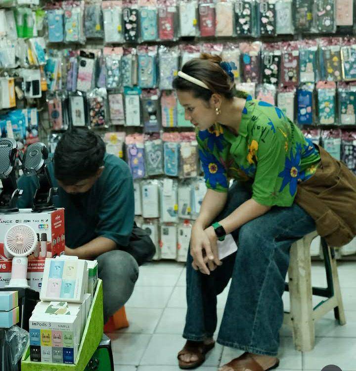 potret Indah Permatasari belanja di Blok M (instagram.com/indahpermatas)