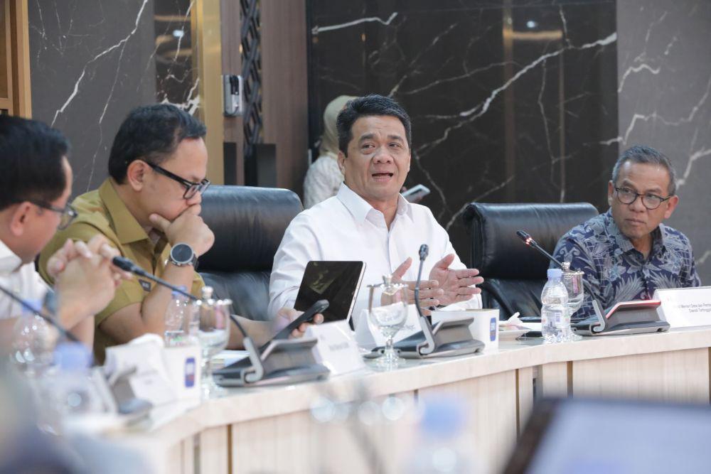 Wamendes PDT Ahmad Riza Patria pimpin rapat skema pembiayaan Koperasi Desa Merah Putih. (dok. Kemendes)