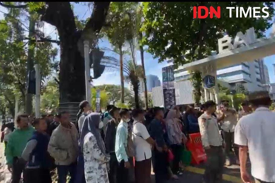 Antrean pelamar PPSU di Balaikota Rabu (23/4/2025. (IDN Times/Dini Suciatiningrum)