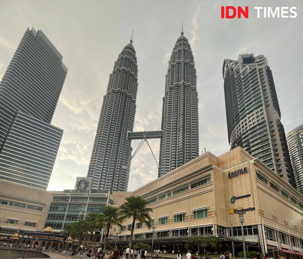Menara Kembar Petronas di Kuala Lumpur, Malaysia (IDN Times/Sunariyah)