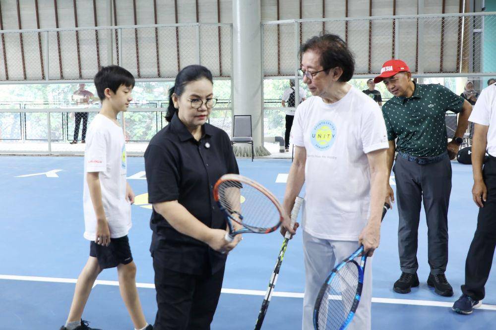 Wali Kota Semarang, Agustina Wilujeng menghadiri peresmian fasilitas olahraga Tennis Academy Unity Sport Center di Jl. Sisingamangaraja No. 26, Green Candi Residence, Blok A-B, Kaliwiru, Candisari, Semarang resmi dibuka, Rabu (23/4/2025). (dok. Pemkot Semarang)
