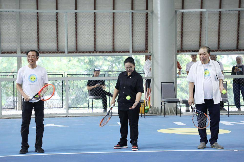 Wali Kota Semarang, Agustina Wilujeng menghadiri peresmian fasilitas olahraga Tennis Academy Unity Sport Center di Jl. Sisingamangaraja No. 26, Green Candi Residence, Blok A-B, Kaliwiru, Candisari, Semarang resmi dibuka, Rabu (23/4/2025). (dok. Pemkot Semarang)