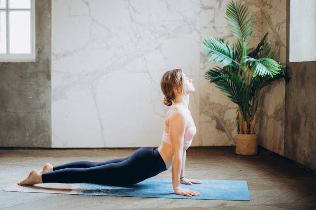 Ilustrasi seorang wanita yoga (Pexels.com/Elina Fairytale)