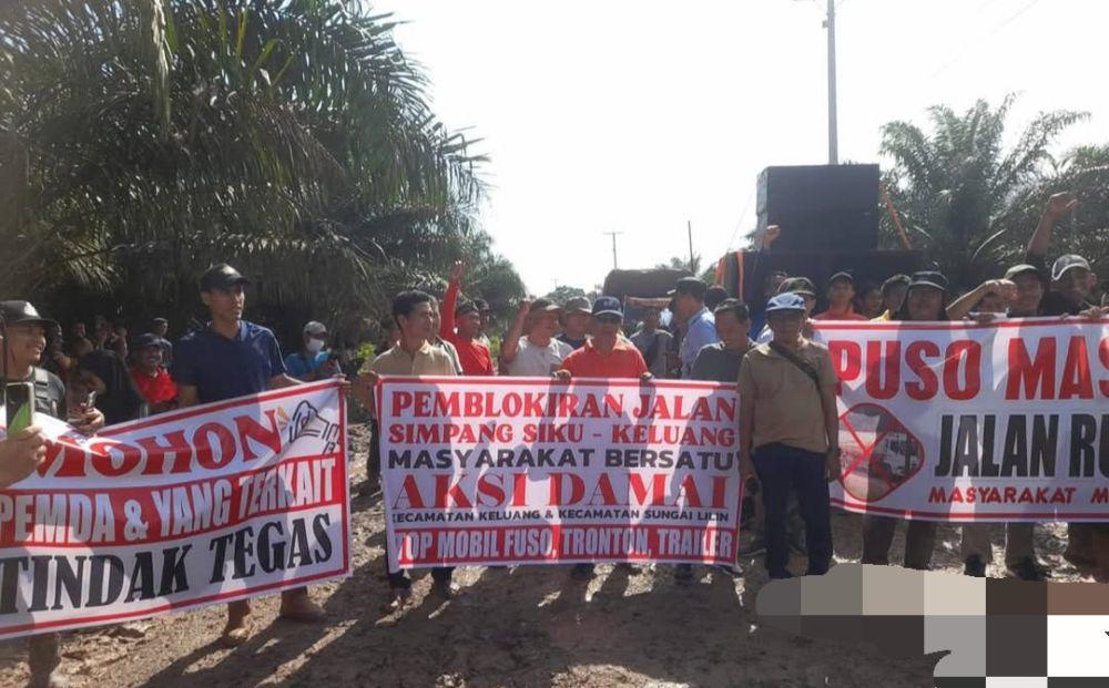 Protes Jalan Rusak, Warga Keluang Blokir Kendaraan Berat Melintas