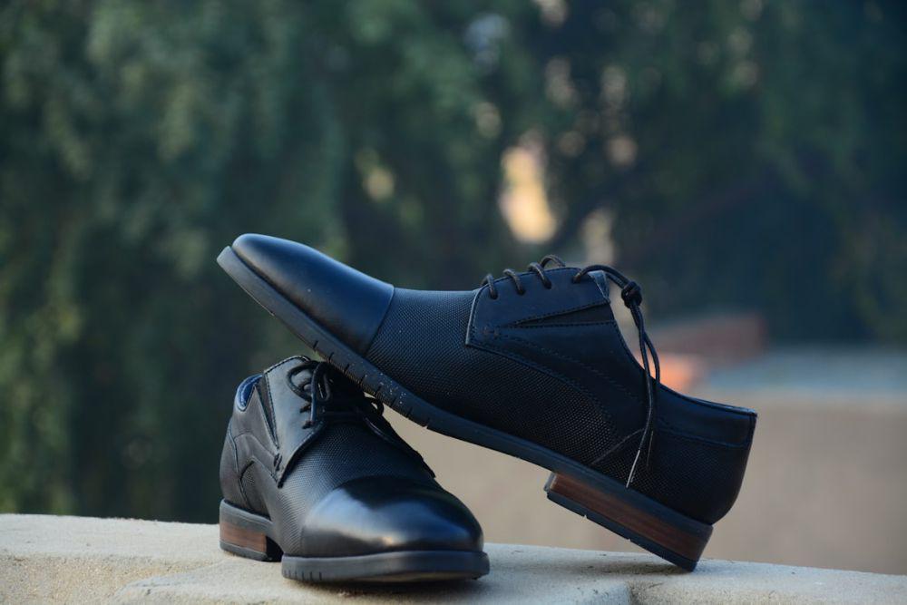 ilustrasi sepatu pantofel (unsplash.com/Davinder Singh)