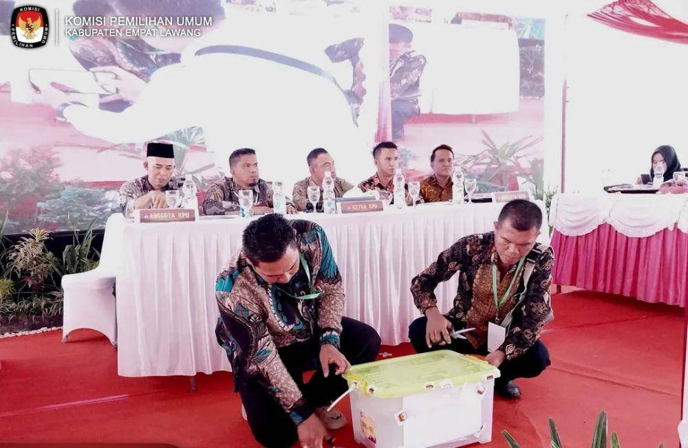 Suasana rapat pleno terbuka rekapitulasi hasil PSU Empat Lawang. (Dok. KPU Empat Lawang)