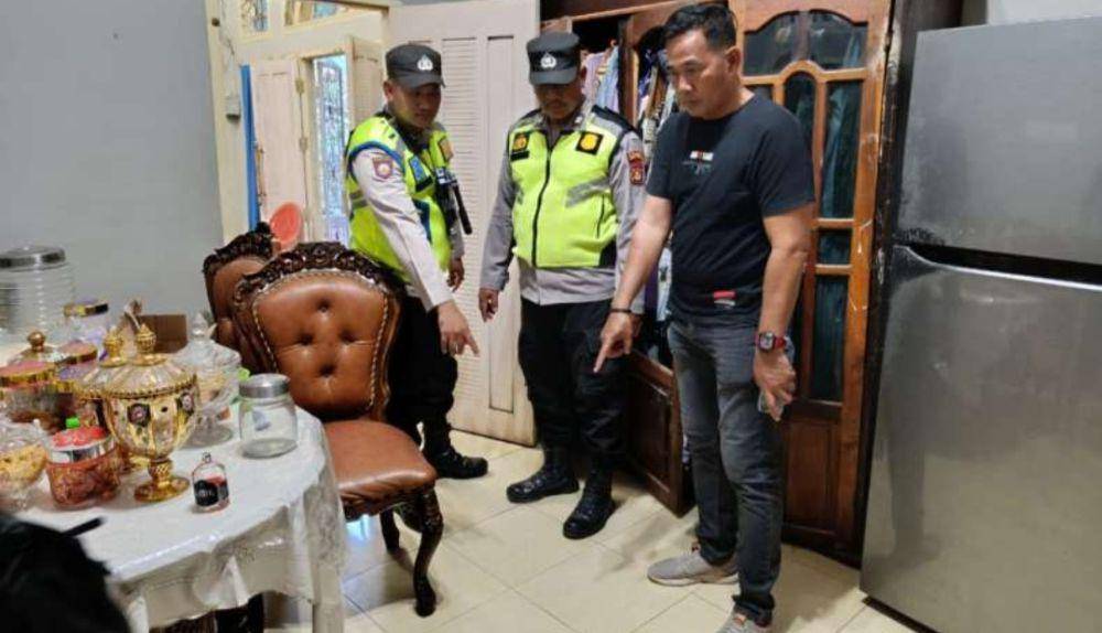 Polisi saat melakukan olah TKP penembakan PJs Kades Bangun Rejo. (Dok. Polsek Belitang II)