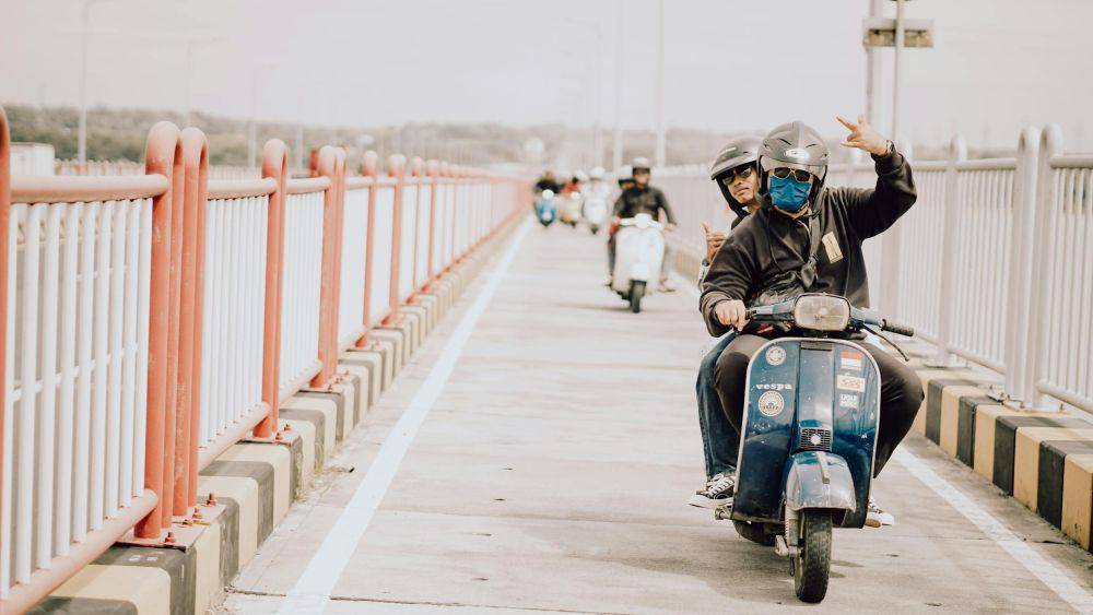 ilustrasi mengendarai motor (pexels.com/setengah lima sore)