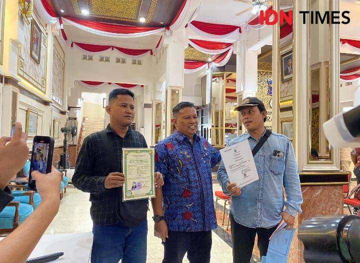 Penyerahan ijazah karyawan di Surabaya. (IDN Times/Khusnul Hasana)