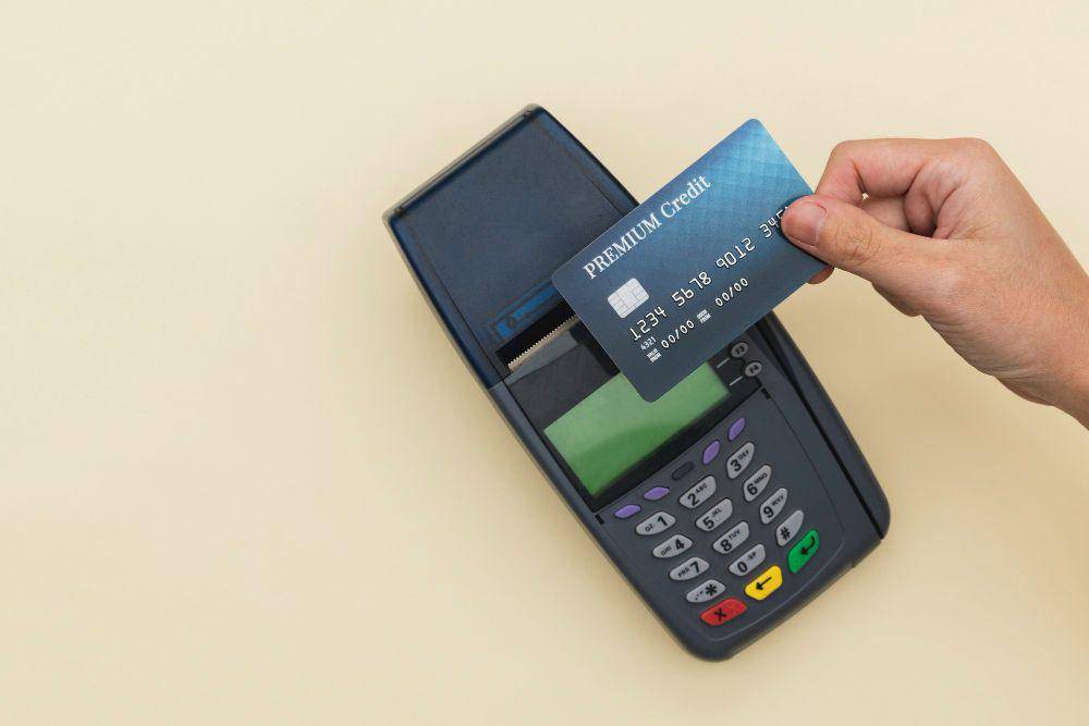 ilustrasi kartu debit (freepik.com/drazen)