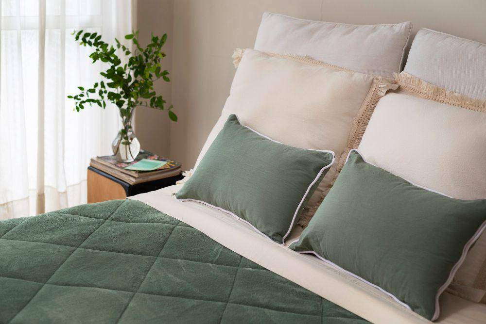 ilustrasi throw pillow (freepik.com/freepik)