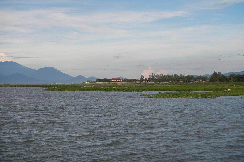 Laguna de Bay (commons.wikimedia.org/Judgefloro)