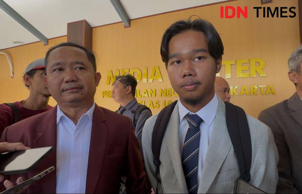Aufaa Luqmana (kanan) penggugat Wanprestasi mobil Esemka Jokowi. (IDN Times/Larasati Rey)