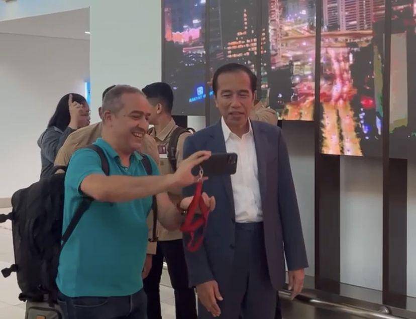 Presiden Jokowi berswafoto bersama warga di Bandara Soekarno-Hatta. (Dok. Istimewa)