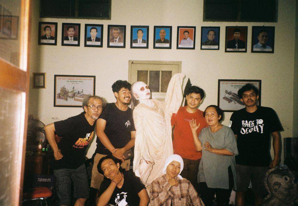 Nyi Wilengi dan tim prostetik di film Pabrik Gula (dok. Pribadi/Hayati Azis)