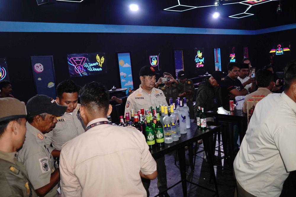 Sidak, DPMPTSP Makassar Sita Miras Ilegal di Helen's Night Mart