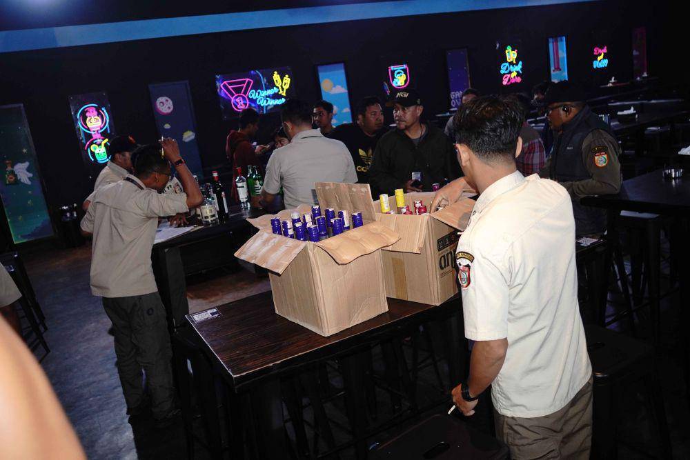 Tim Gabungan DPMPTSP Makassar bersama Satpol PP menyegel menyita minuman beralkohol golongan B dan C saat sidak di Helen’s Night Mart, Rabu malam (23/4/2025). (Dok. Istimewa)