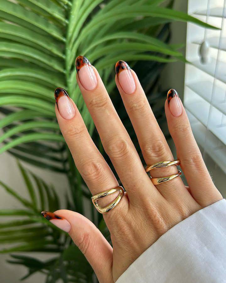 inspirasi French tip nail art (instagram.com/_by_shelley)