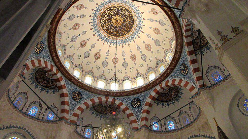 potret langit-langit Tokyo Camii (commons.wikimedia.org/Souka Kinmei)