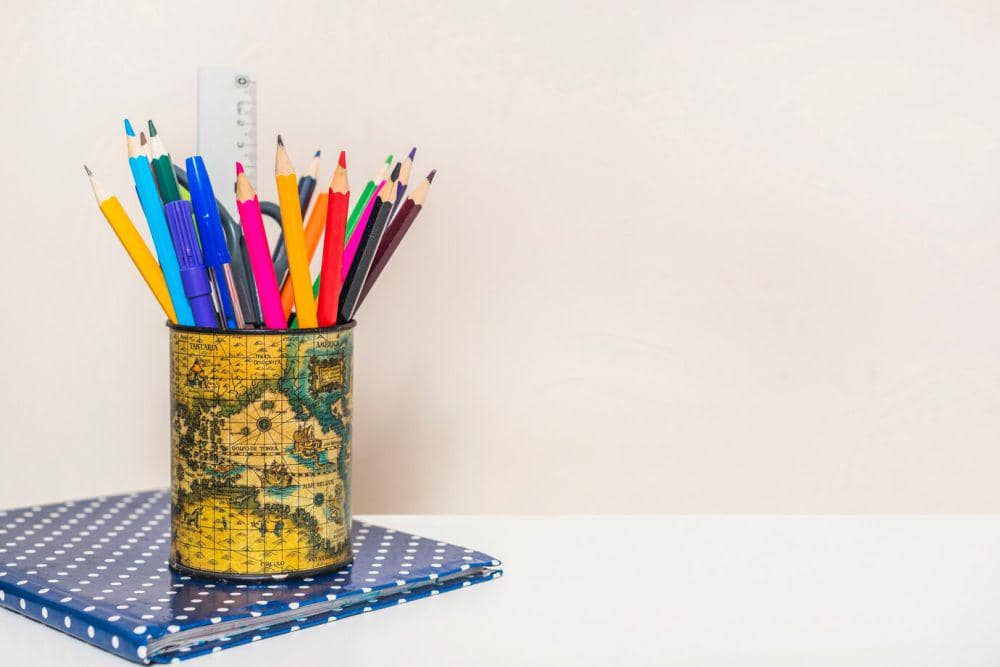 ilustrasi tempat pensil kaleng bekas (freepik.com/freepik)