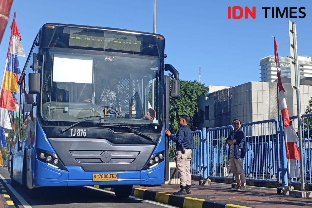 Ilustrasi bus TransJakarta (IDN Times/Dini Suciatiningrum)