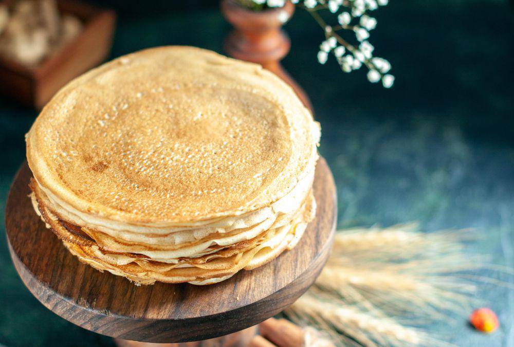 ilustrasi tumpuk crepes dan krim (freepik.com/mdjaff)