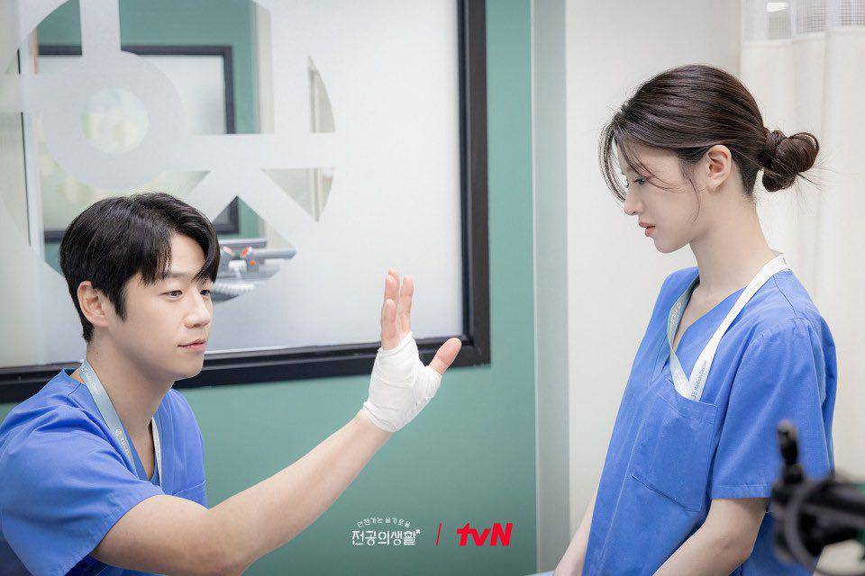 Go Youn Jung dan Jung Joon Won di Resident Playbook (dok. tvN/Resident Playbook)