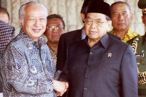 Humor Gus Dur: Kisah Soeharto yang Hanyut di Sungai / www.quran.islami.co