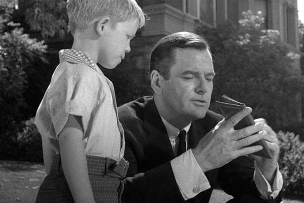 adegan dalam episode "Walking Distance" serial The Twilight Zone. (dok. CBS/The Twilight Zone)