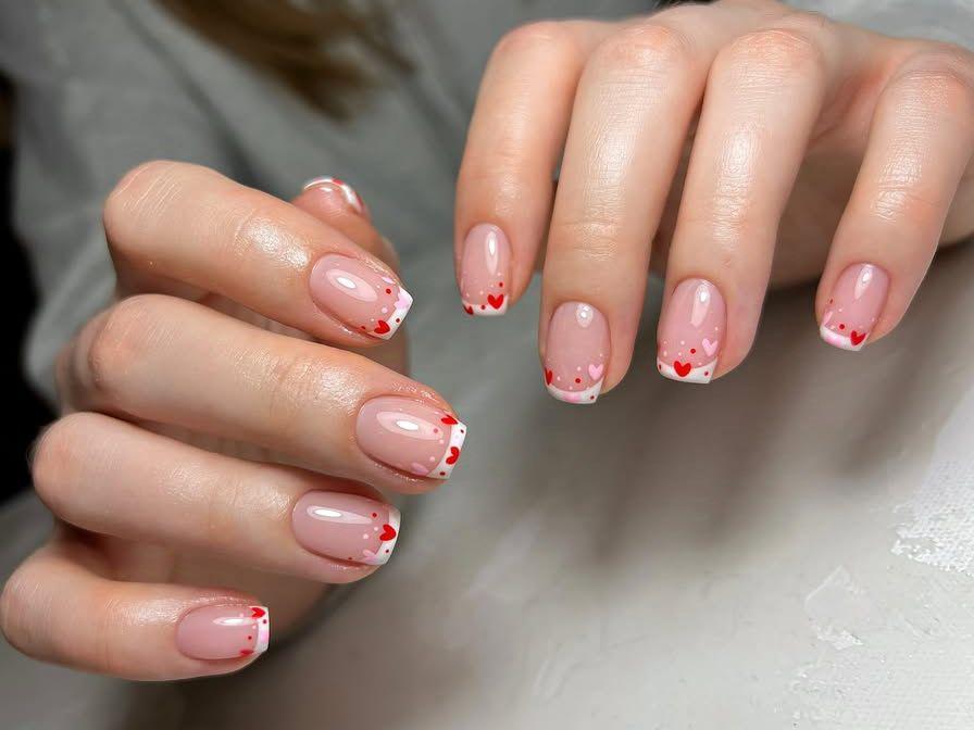 9 Inspirasi French Tip Nail Art, Bikin Tampilan Kuku Modern di 2025