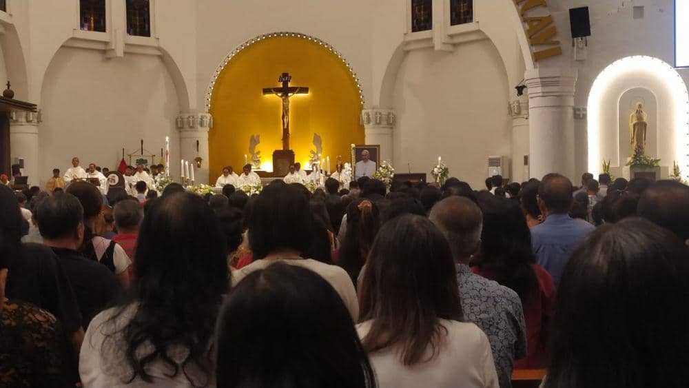 Umat Katolik khidmat mendoakan Paus Fransiskus di Katedral Semarang. (IDN Times/Fariz Fardianto)
