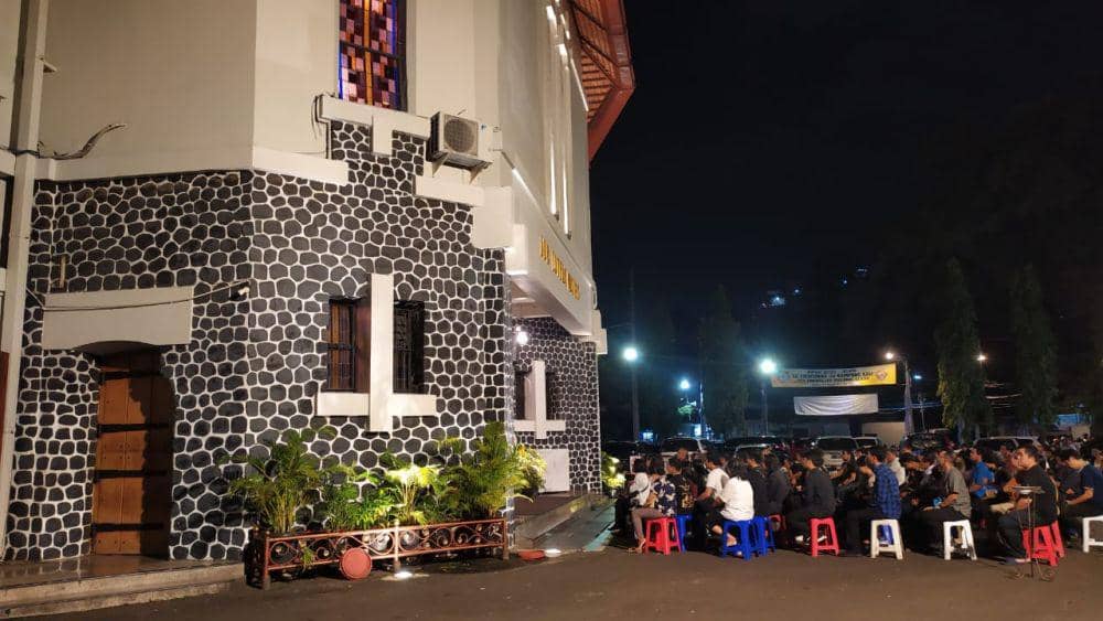 Suasana misa requeim di Katedral Semarang diikuti para jemaat sampai duduk di luar gereja. (IDN Times/Fariz Fardianto)