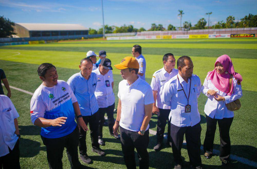 Wali Kota Bogor, Jawa Barat Dedie Abdu Rachim dan rombongan saat mengunjungi stadion di Jawa Tengah, Rabu (23/4/2025). (Humas Pemkot Bogor).