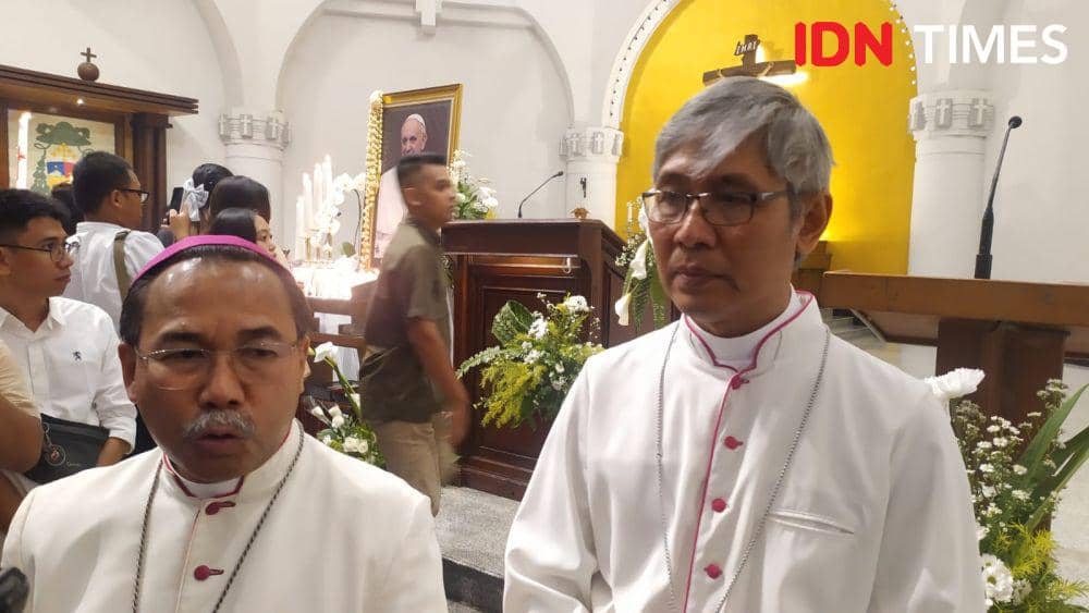 Uskup Agung Semarang Monsinyur Robertus Rubiyatmoko atau Romo Ruby bersama seorang pastor saat memberi pernyataan kepada media. (IDN Times/Fariz Fardianto)
