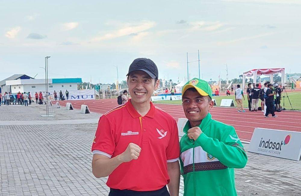 Pelari Sumut Daniel Simanjuntak bersama Ketua PASI Sumut (dok. PASI Sumut)