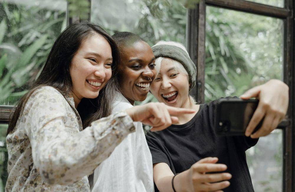 ilustrasi selfie bersama teman