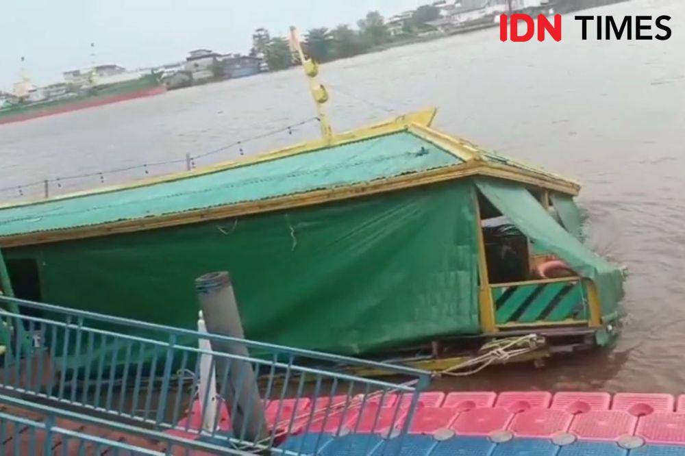 Kapal wisata Galaherang hanyut karena kebocoran. (IDN Times/istimewa).