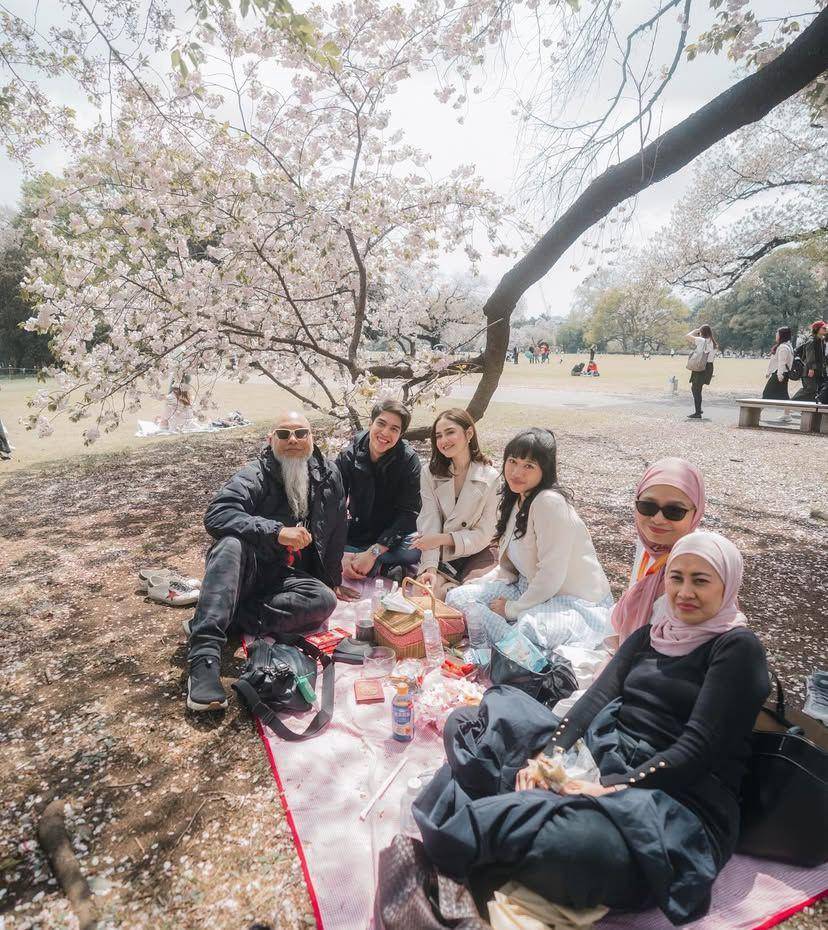 potret El Rumi liburan bersama Syifa Hadju dan keluarganya di Jepang (Instagram.com/shndihadju)