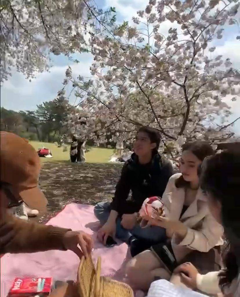 potret El Rumi liburan bersama Syifa Hadju dan keluarganya di Jepang (Instagram.com/shndihadju)