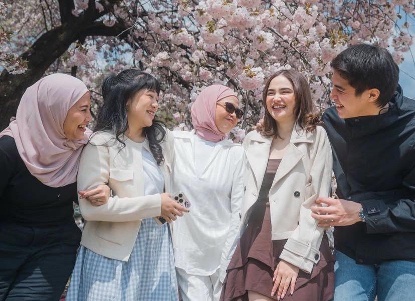 7 Potret El Rumi Liburan Bersama Syifa Hadju dan Keluarga di Jepang