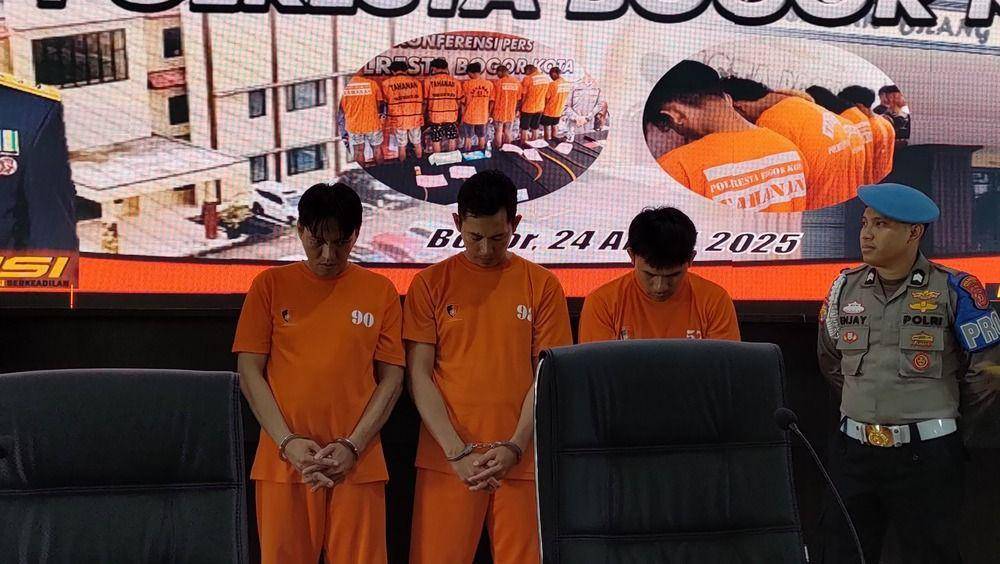 Ketiga tersangka kasus penipuan tukar ATM mengaku orang Brunai Darussalam saat dihadirkan dalam ungkap kasus di Mapolresta Bogor Kota, Kamis (24/4/2025). (Linna Susanti/IDN Times).