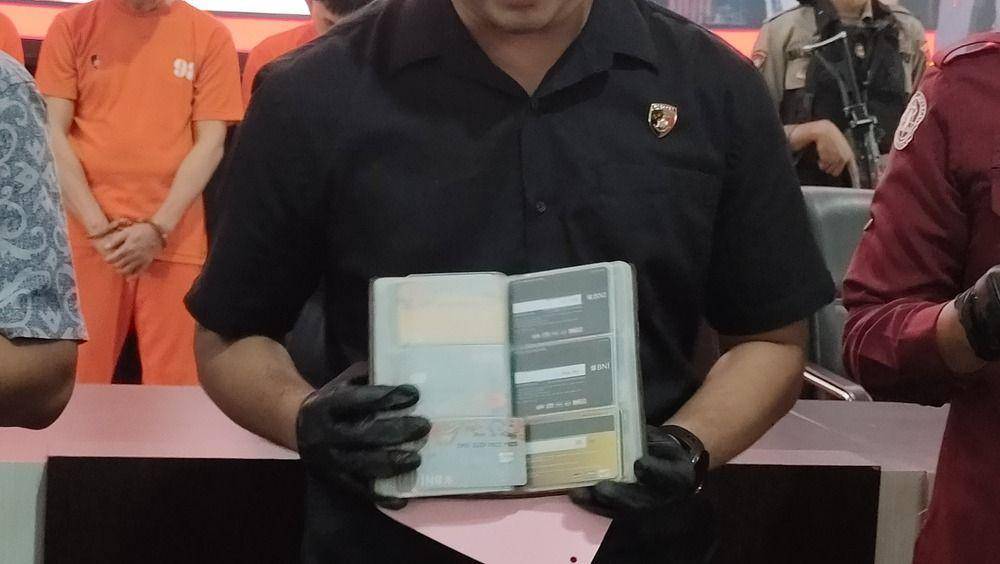 Barang bukti ATM nonaktif untuk ditukar dengan korban diperlihatkan dalam ungkap kasus di Mapolresta Bogor Kota, Kamis (24/4/2025). (Linna Susanti/IDN Times).