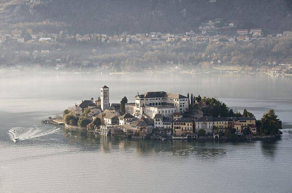 potret Pulau San Giulio (commons.wikimedia.org/Luca Casartelli)