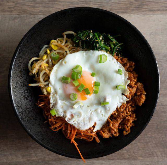 bibimbap (unsplah.com/Javier Esteben)