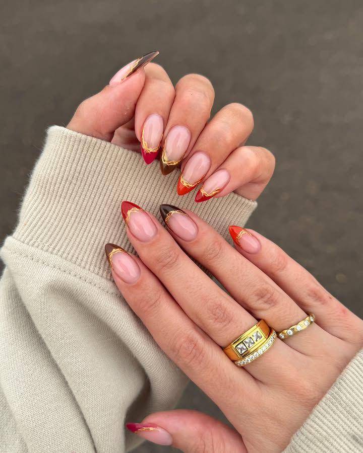 inspirasi French tip nail art (instagram.com/kuypernailart)